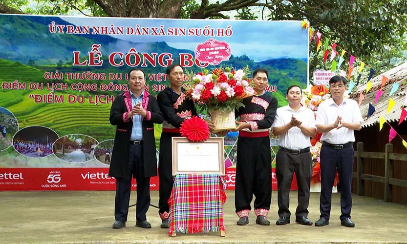 Trần Quang Kháng - Phó Giám đốc Sở Văn hóa, Thể thao và Du lịch trao chứng nhận Giải thưởng Du lịch Việt Nam năm 2025 cho đại diện bản Sin Suối Hồ.