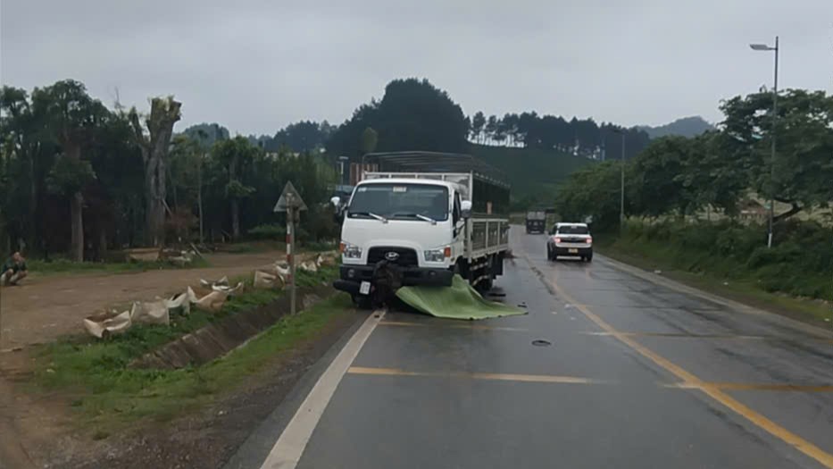 Scene of the traffic accident on National Highway 6. Photo: Minh Nguyen
