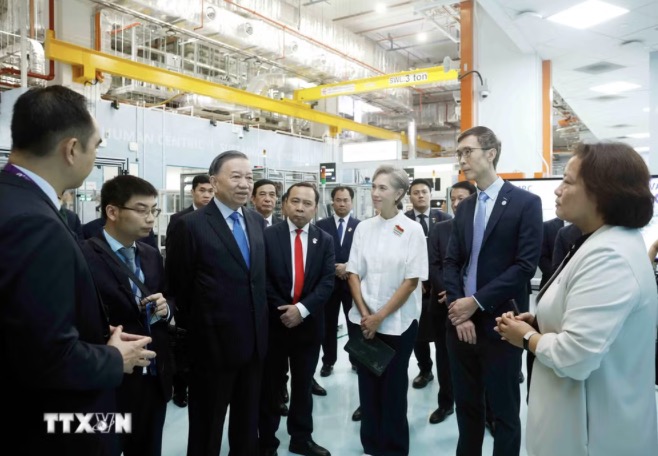 General Secretary and President To Lam visits a model factory for advanced production technology. Photo: VNA