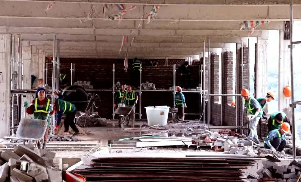 Công nhân thi công dự án Trường PTNT liên cấp TH,THCS Minh Tân. Ảnh: Đức Thọ