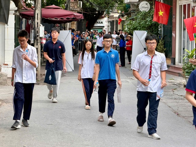 Exam questions and reference answers for the 10th grade entrance exams in Hanoi in 2026 are continuously updated by Lao Dong. Photo: Vu Linh