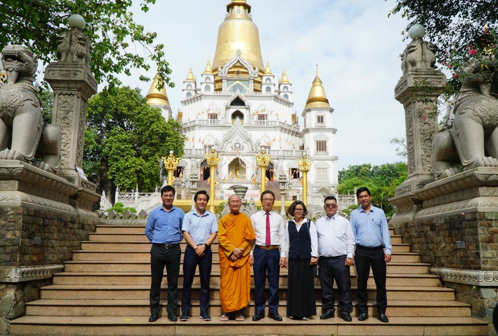 Nhân dịp Đại lễ Phật đản, đoàn công tác của Ủy ban Trung ương MTTQ Việt Nam thăm, chúc mừng Hòa thượng Viên Minh. Ảnh: Thanh Chân