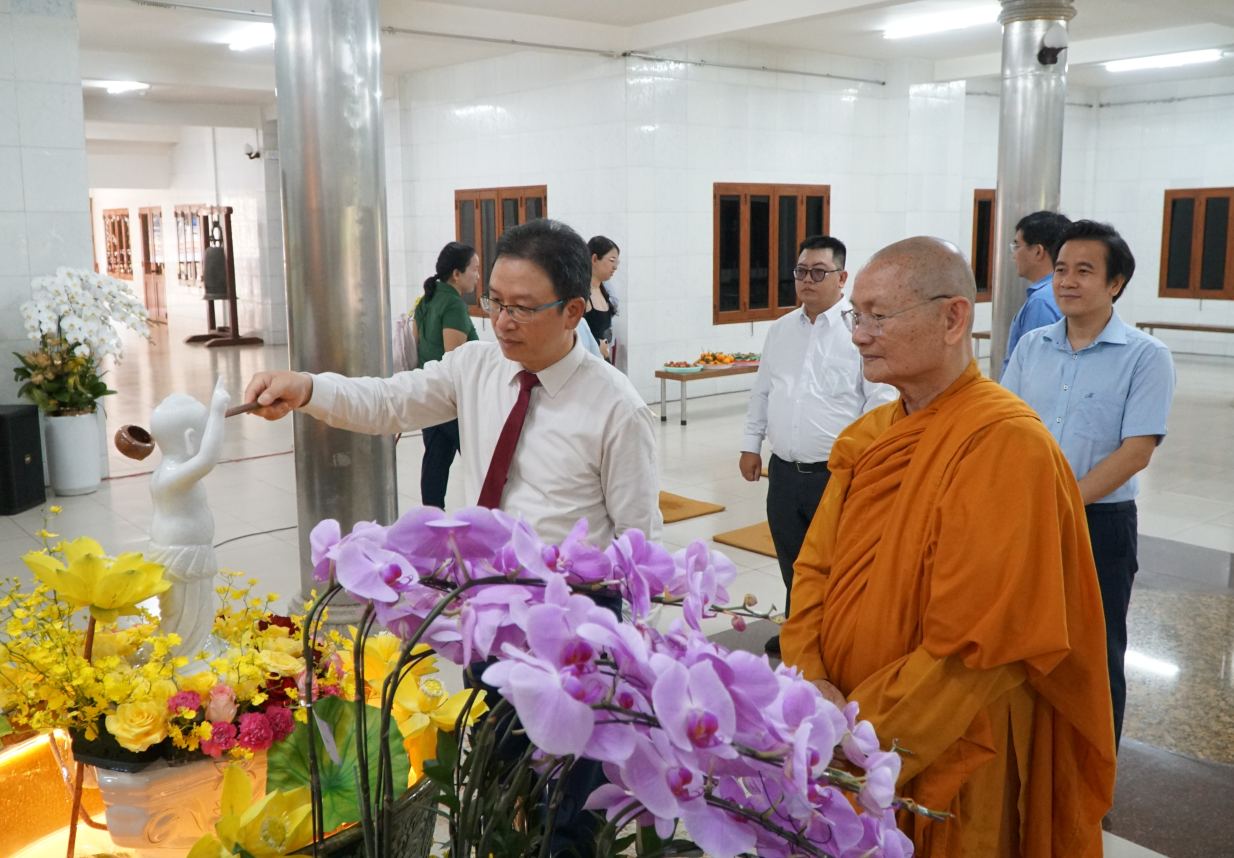 Ông Nguyễn Văn Thanh - Ủy viên Đoàn Chủ tịch, Trưởng Ban Dân tộc và Tôn giáo Ủy ban Trung ương MTTQ Việt Nam thực hiện nghi thức tắm phật. Ảnh: Thanh Chân