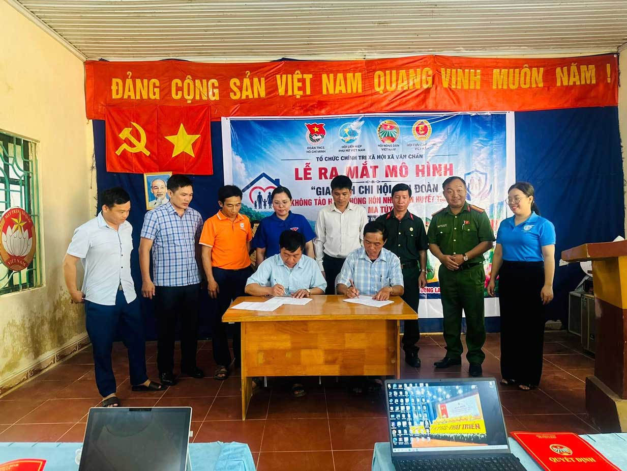 Đại diện các gia đình, chi hội, chi đoàn đã ký cam kết hực hiện các nội dung của mô hình tại chương trình.
