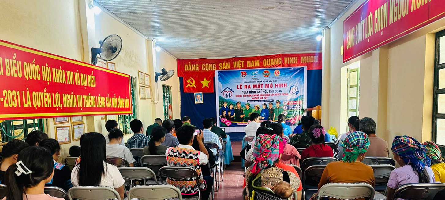 Người dân thôn Tập Lăng tham dự lễ ra mắt