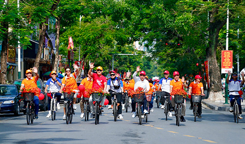 Bicycle exchange program on the occasion of the Royal Dutch Navy ship visiting Hai Phong City. Photo: Hai Phong e-Portal