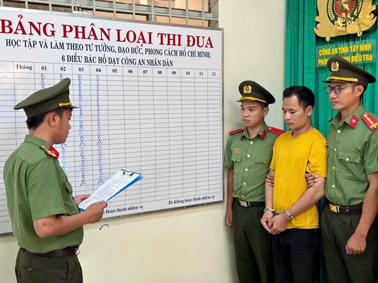 Cơ quan An ninh điều tra Công an Tây Ninh đọc lệnh khởi tố, bắt tạm giam đối tượng Phạm Quốc Kỳ. Ảnh: Văn Long