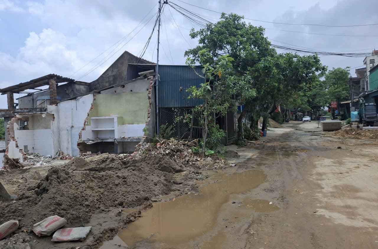 Những ngôi nhà bị ảnh hưởng dự án chưa tháo dỡ. Ảnh: Trần Tuấn