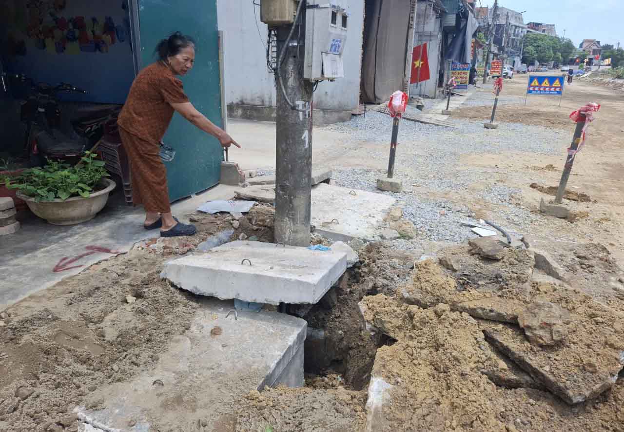 Bà Hải than phiền về chậm giải phóng mặt bằng ảnh hướng tiến độ thi công dẫn đến nhiều hệ lụy cho người dân. Ảnh: Trần Tuấn