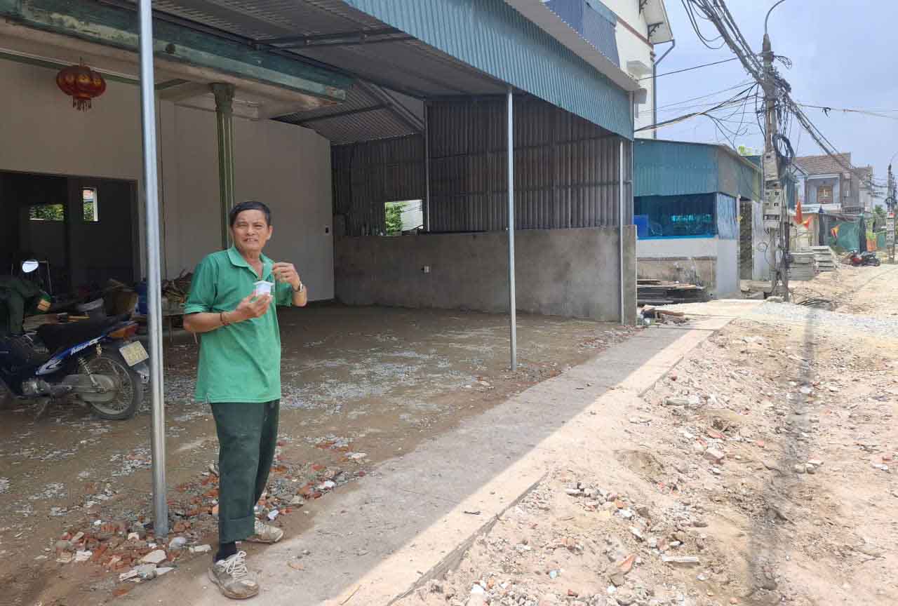 Ông Ngọc mong dự án sớm hoàn thành để người dân bớt khổ. Ảnh: Trần Tuấn