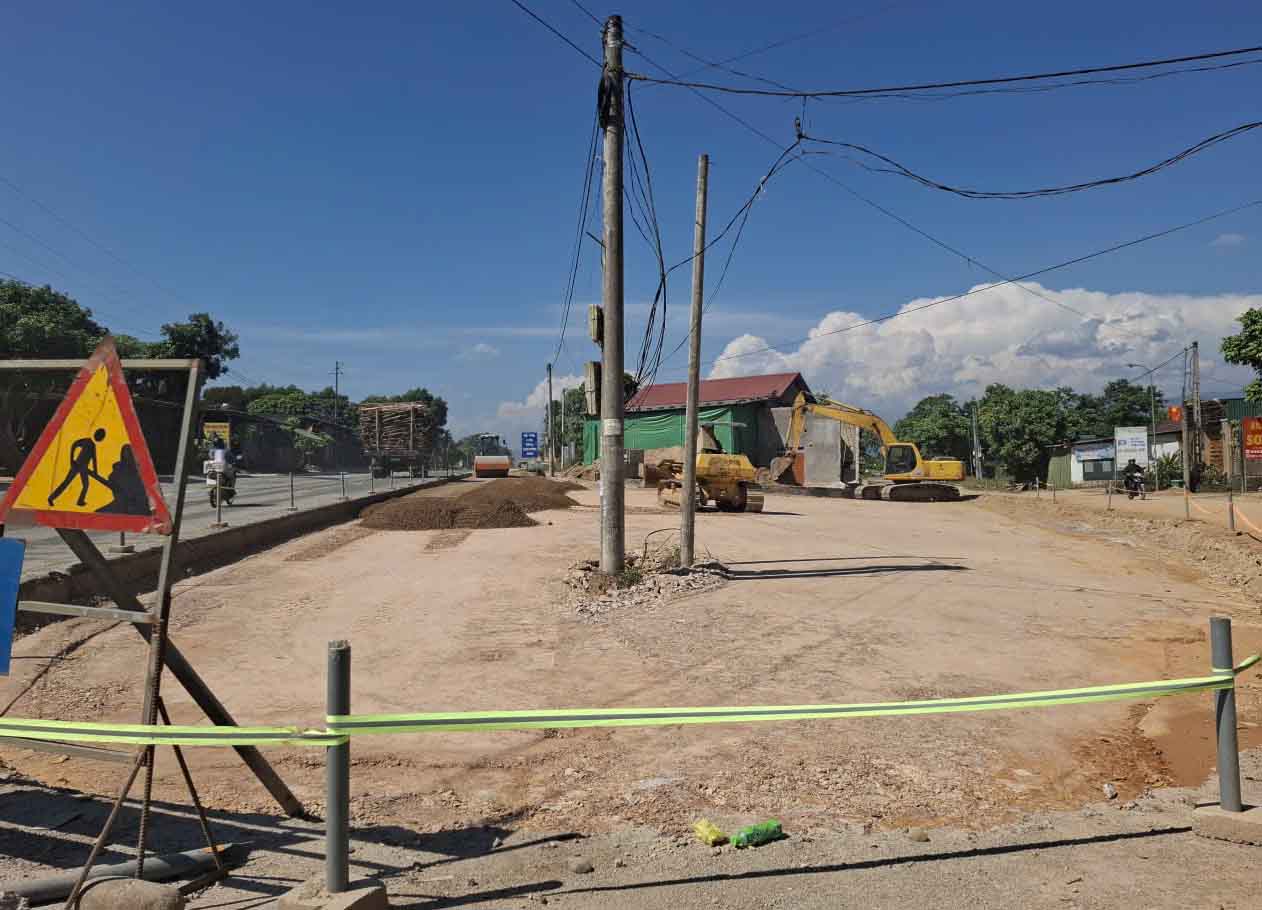 Tiểu dự án cải thiện hạ tầng đô thị Hương Khê cũng đang vướng mặt bằng. Ảnh: Trần Tuấn