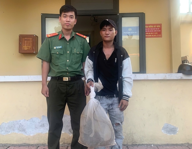 A salamander individual lying in a net was brought by people to hand over at the headquarters of Quang Tri Ward Police. Photo: Quang Tri Ward Police