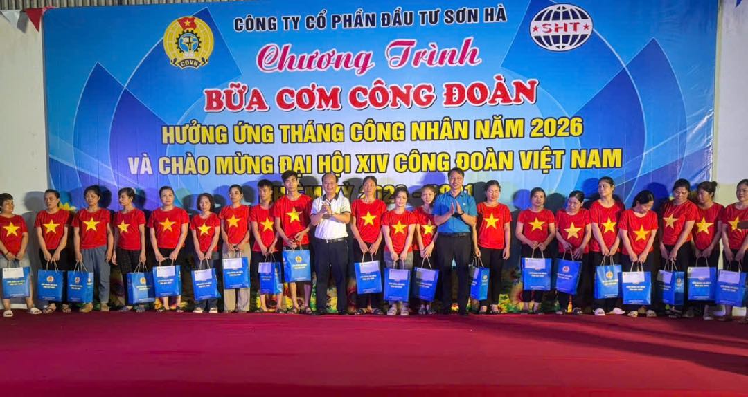 Leaders' representatives present gifts to union members and workers in difficult circumstances at the trade union meal program. Photo: Thu Huong