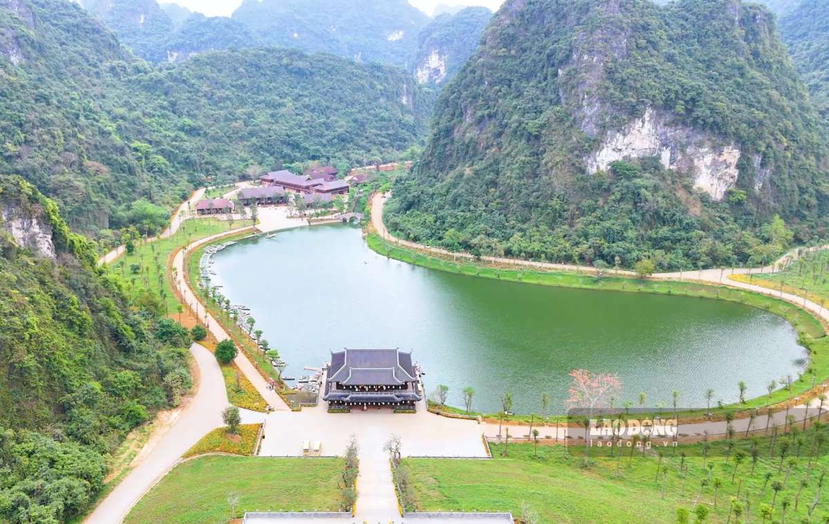 Thung Ui - điểm du lịch Ninh Bình lý tưởng vào mùa hè. Ảnh: Hà Vi