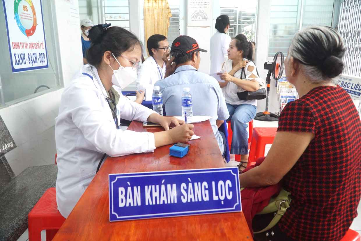 Tại Trạm y tế phường Bạc Liêu, nhiều người dân đến khám sức khoẻ vào ngày 30.5. Ảnh: Nhật Hồ.