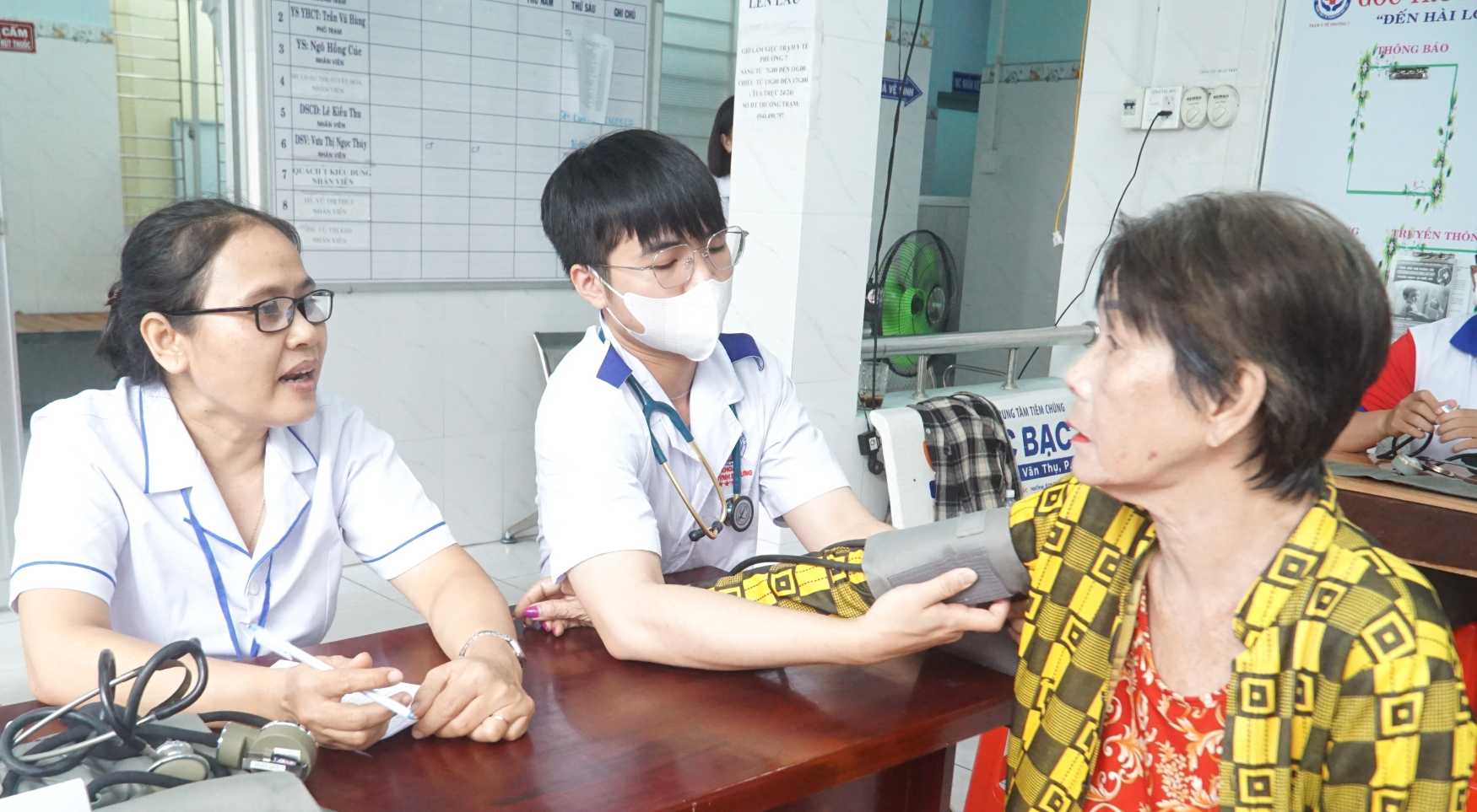 Người dân phường Bạc Liêu, tỉnh Cà Mau đi khám sức khoẻ sàng lọc. Ảnh: Nhật Hồ.