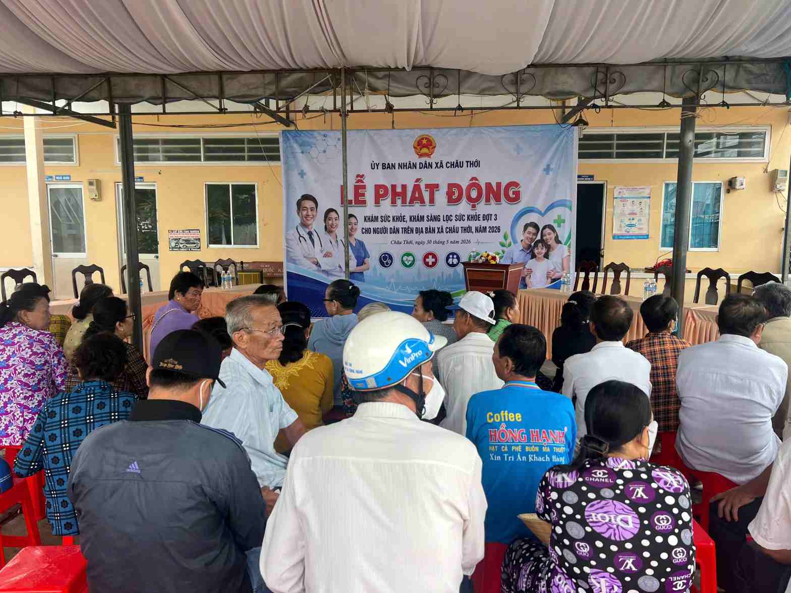 Sáng ngày 30.5 tại xã Châu Thới, Cà Mau nhiều người dân đến khám sức khoẻ sàng lọc. Ảnh: Nhật Hồ.