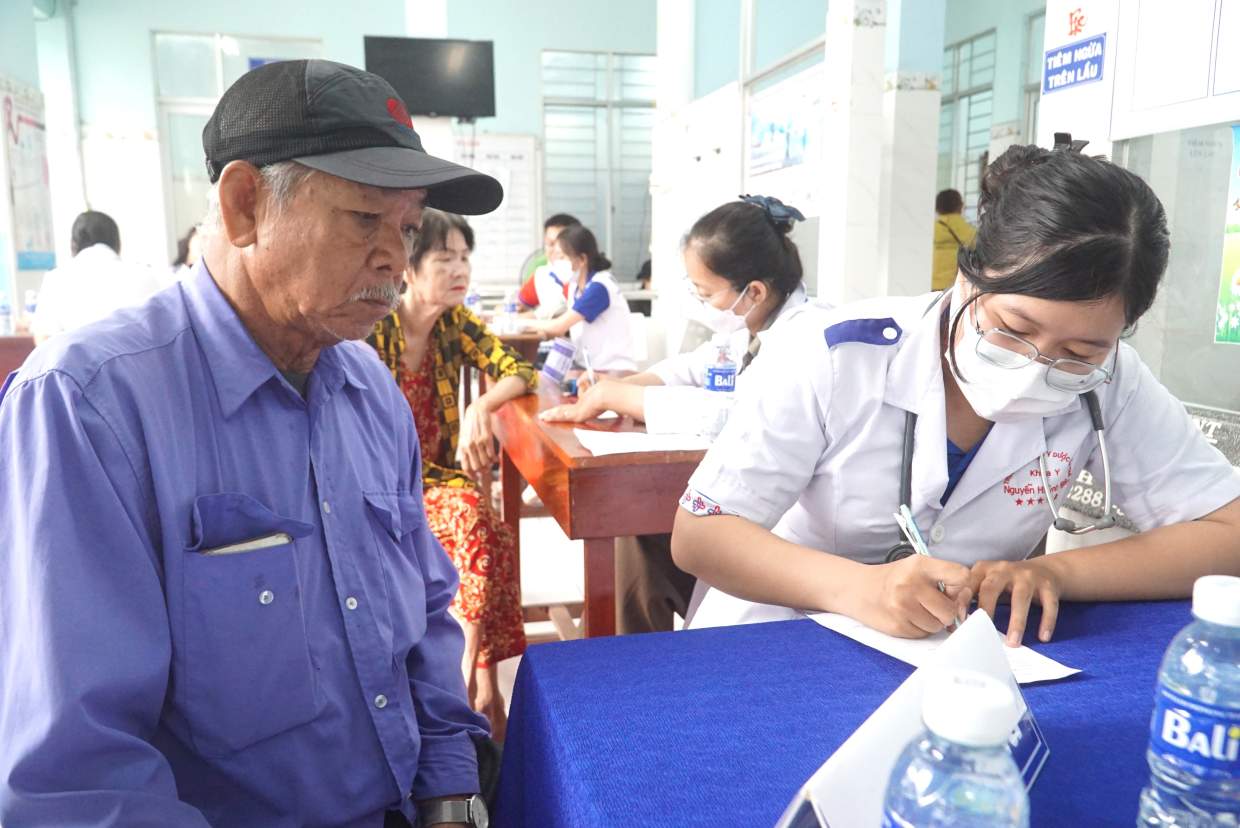 Ông Nguyễn Văn Quang lắng nghe bác sĩ tư vấn về bệnh của mình sau khi đã chuẩn đoán. Ảnh: Nhật Hồ.