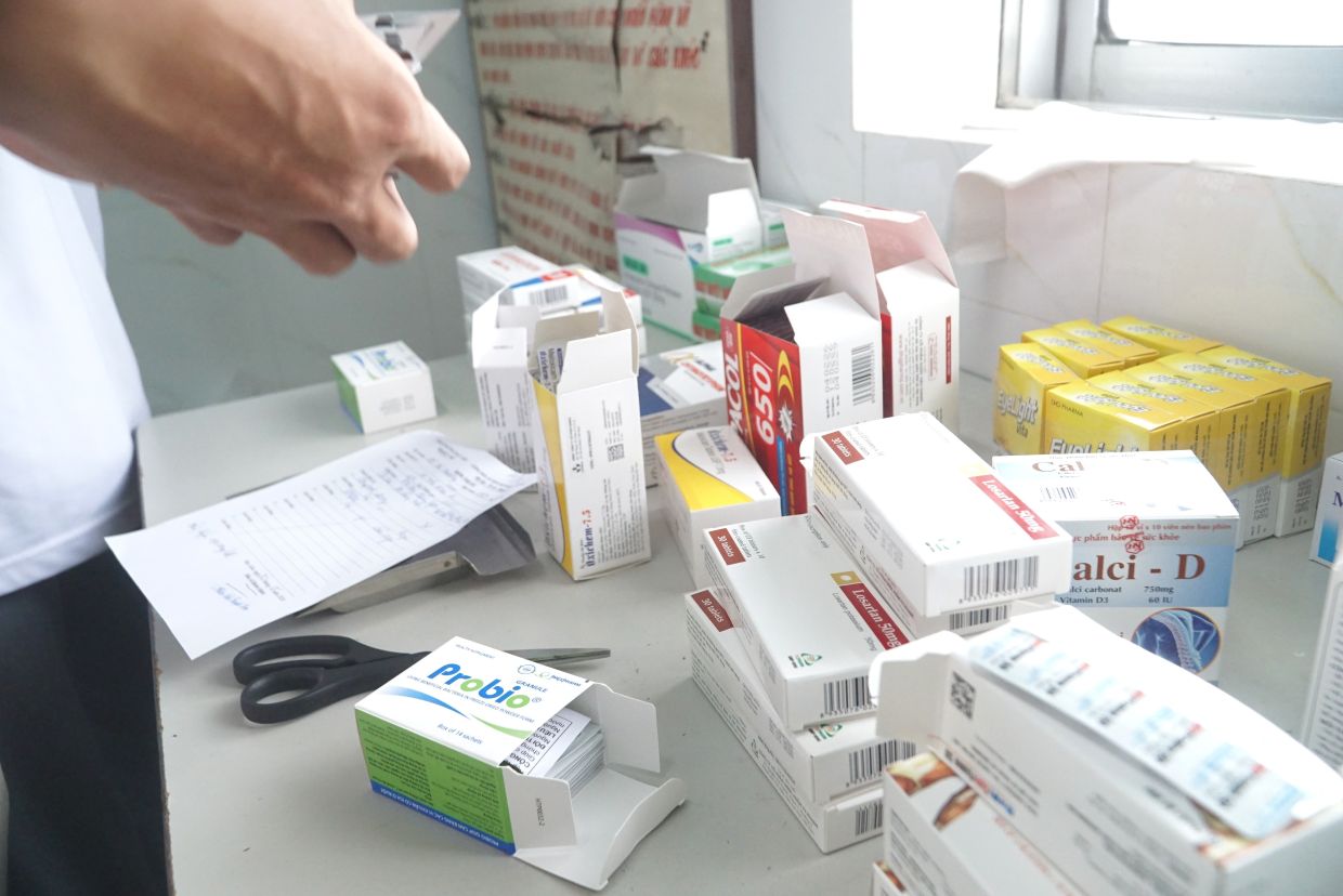 Không chỉ được khám bệnh mà người dân còn nhận thuốc điều trị thông thường. Ảnh: Nhật Hồ.