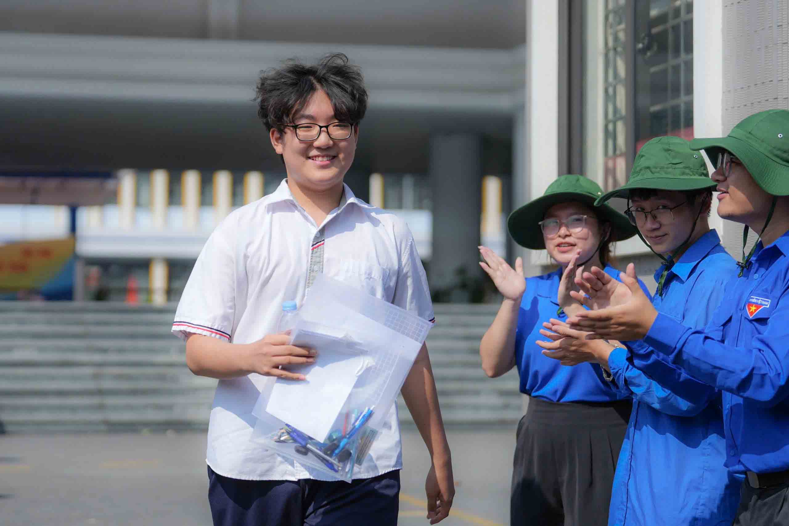 Song Chan Ho Hoai Nam is the first candidate to leave the exam site of Nguyen Nhu Uyen Secondary School (Hanoi) in the foreign language exam, afternoon of May 30. Photo: Song Huu