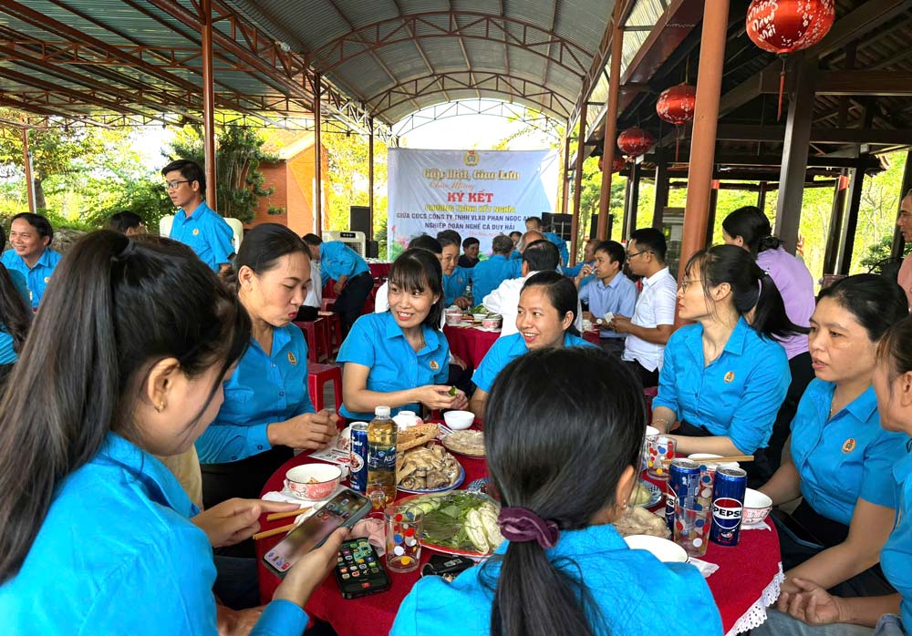 Công ty TNHH VLXD Phan Ngọc Anh hỗ trợ tổ chức “Bữa cơm Công đoàn” giao lưu giữa đoàn viên, người lao động Công đoàn cơ sở công ty và đoàn viên Nghiệp đoàn Nghề cá Duy Hải. Ảnh: Công đoàn Nam Phước