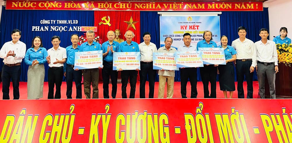 Nam Phuoc Commune Trade Union connects businesses to accompany fisheries trade union members, and provides resource support in 2026 to union members in difficult circumstances. Photo: Nam Phuoc Trade Union