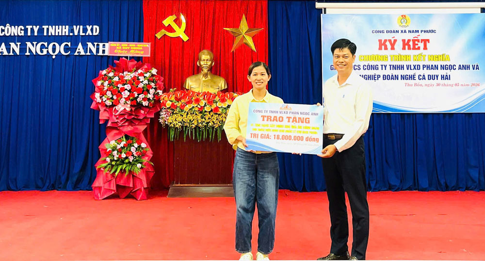 Ông Phan Ngọc Anh – Giám đốc Công ty TNHH VLXD Phan Ngọc Anh đã trao hỗ trợ 5 vạn gạch, tổng trị giá 90 triệu đồng, cho 5 trường hợp khó khăn về nhà ở. Ảnh: Công đoàn Nam Phước