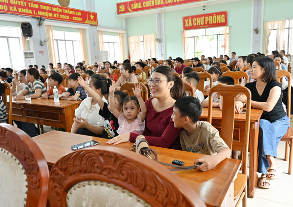 Nhiều đoàn viên, người lao động cùng gia đình tham gia chương trình. Ảnh: Thanh Tuấn 