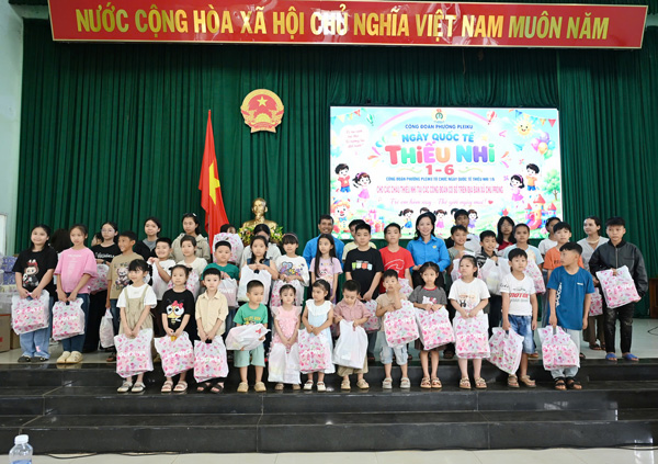 Các cháu thiếu nhi nhận quà trong niềm vui phấn khởi. Ảnh: Thanh Tuấn 