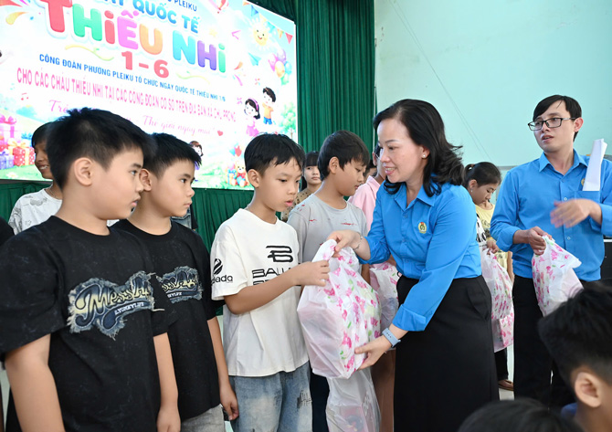Ms. Nguyen Thi Anh Xuan - Chairwoman of Pleiku Ward Trade Union presents gifts to encourage children of union members and workers. Photo: Thanh Tuan