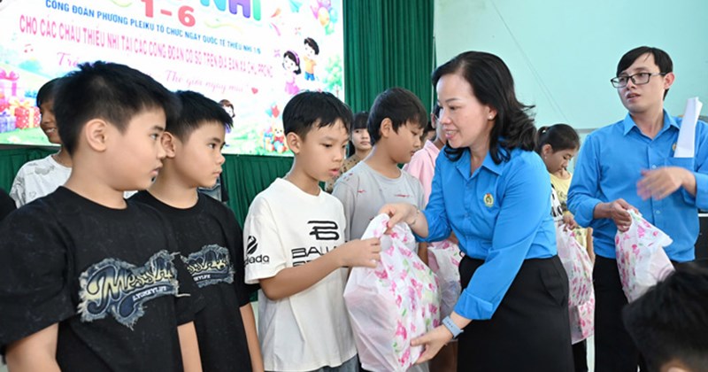 Công đoàn phường Pleiku trao gần 300 quà 1/6