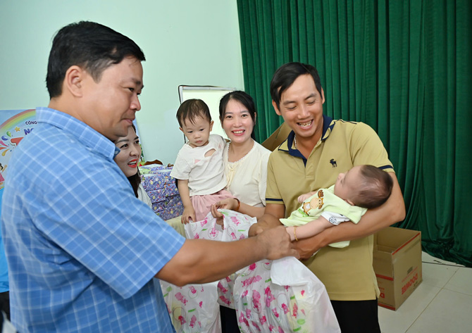 Gia đình công nhân lao động vui tươi trong ngày Quốc tế thiếu nhi. Ảnh: Thanh Tuấn 