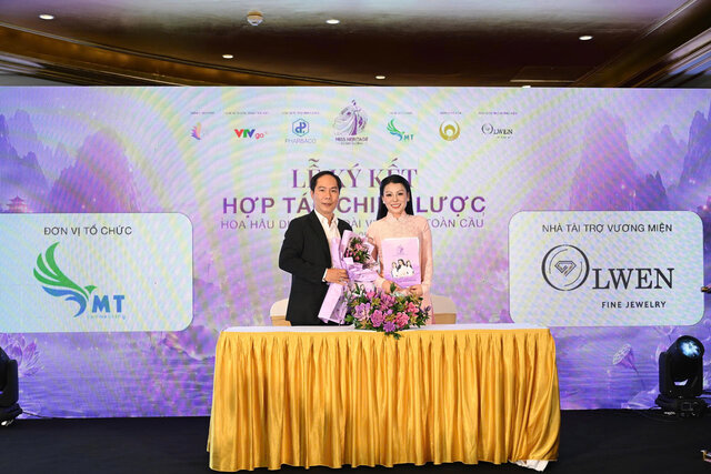Bà Đàm Hương Thủy ký kết tài trợ cuộc thi. Ảnh: Ban tổ chức