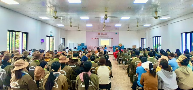 Propagating policies and laws to more than 200 workers. Photo: Thanh Tuan