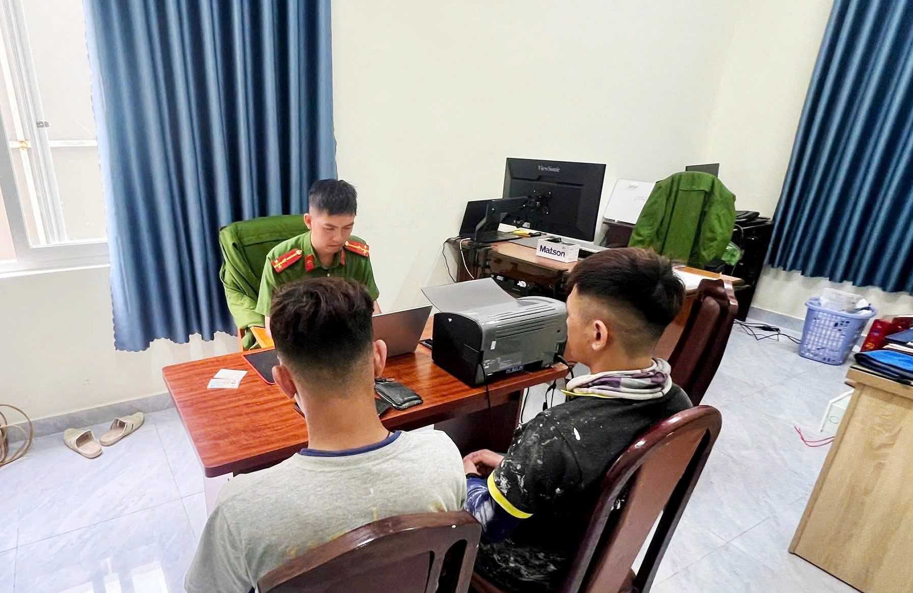 Công an phường Lang Biang - Đà Lạt lập biên bản xử phạt vi phạm hành chính đối với 2 trường hợp vứt rác bừa bãi. Ảnh: Thần Hy