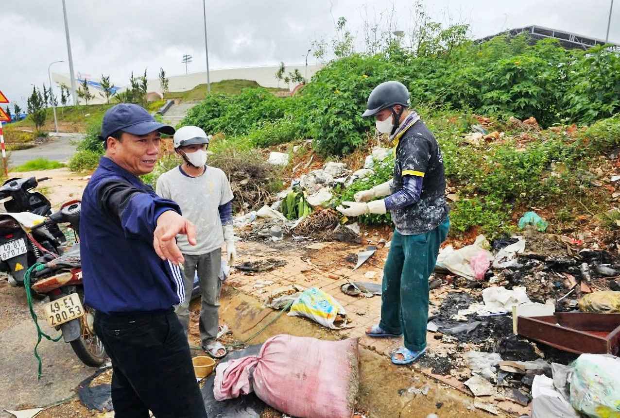Two cases of littering indiscriminately in Da Lat discovered by functional agencies. Photo: Than Hy