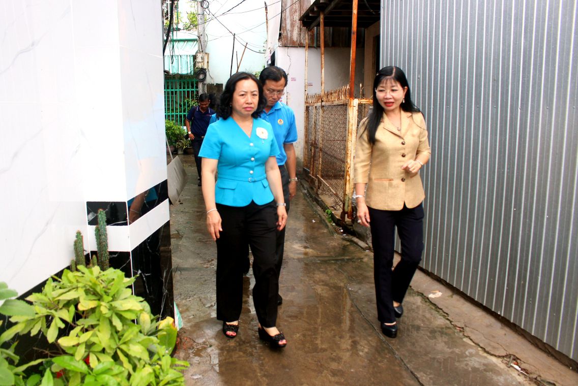 Giữa ngày mưa bão, đoàn công tác cuốc bộ vào tận nhà đoàn viên Lê Thị Hoàng Oanh nằm sâu trong hẻm nhỏ ở phường Long Xuyên. Ảnh: Thanh Mai