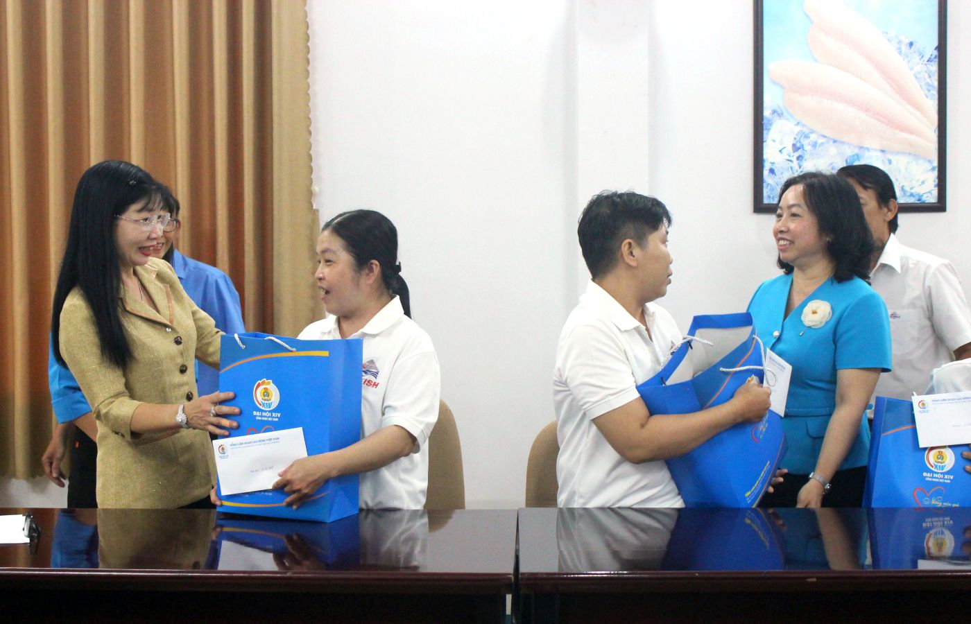 Ms. Thai Thu Xuong and Tran Thi Thanh Huong present "Gifts from the Congress" to union members of the grassroots Trade Union of AGIFISH JSC. Photo: Thanh Mai