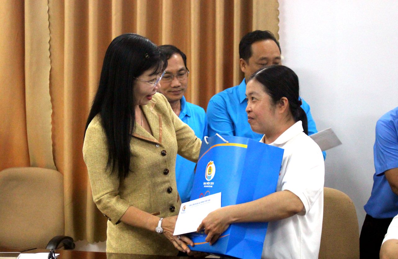 Bà Trần Thị Thanh Hương - Phó Bí thư Tỉnh ủy, Chủ tịch Ủy ban MTTQ Việt Nam tỉnh An Giang, thăm hỏi, chia sẻ với đoàn viên mắc bệnh hiểm nghèo. Ảnh: Thanh Mai