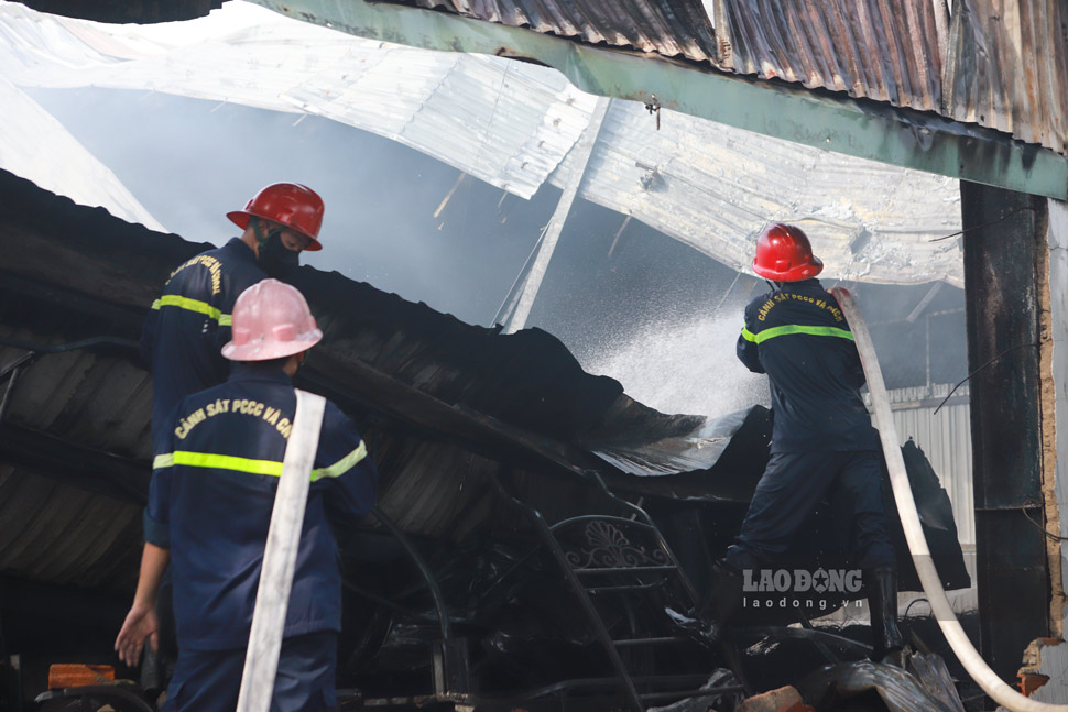 Lực lượng chức năng triển khai công tác chữa cháy. Ảnh: Hoài Phương