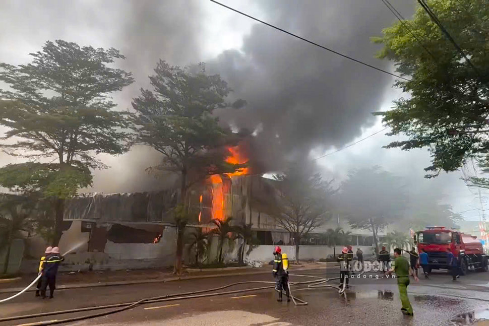 Tourist electric vehicle storage on Le Duc Tho street (Quy Nhon ward, Gia Lai) catches fire fiercely. Photo: Hoai Phuong