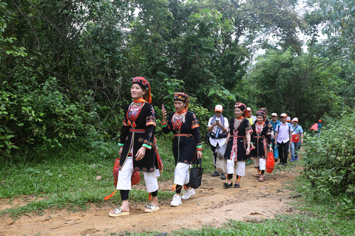 Following the footsteps of the White-clad Dao people by the watery mountains of Thac Ba. Photo: Thanh Mien