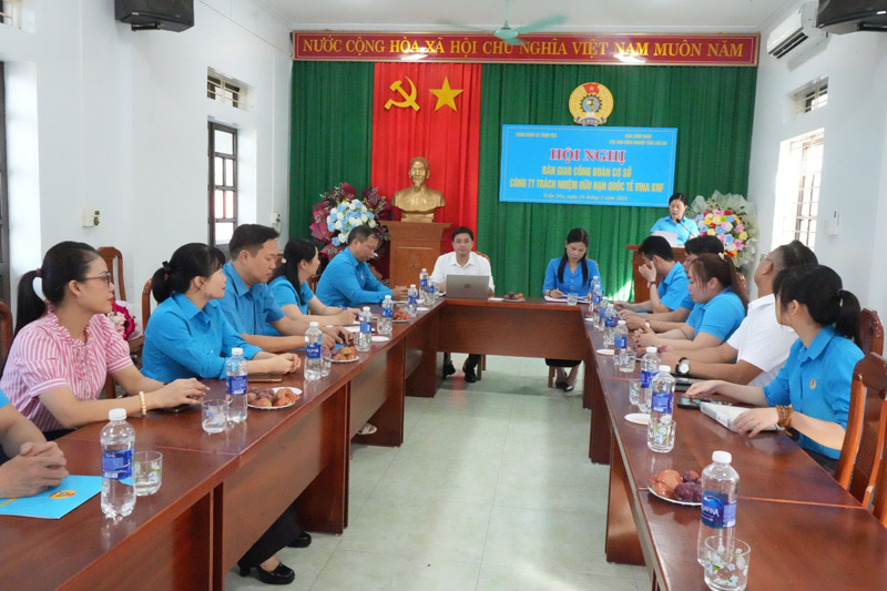 Bàn giao Công đoàn cơ sở Công ty Quốc tế Vina KNF về Công đoàn xã Trấn Yên. Ảnh: Mạnh Hùng