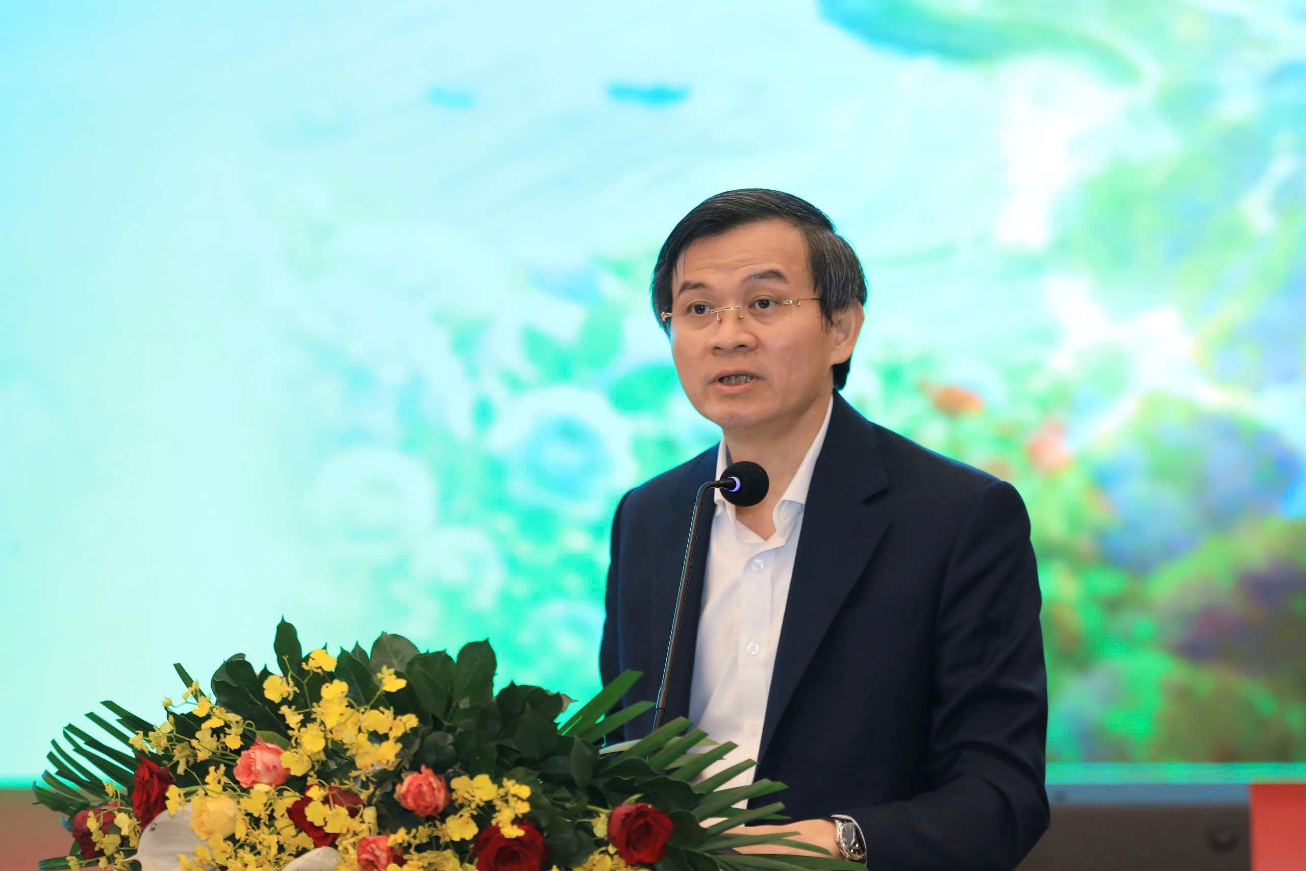 PGS.TS Đoàn Minh Huấn, Ủy viên Bộ Chính trị, Giám đốc Học viện Chính trị Quốc gia Hồ Chí Minh phát biểu đề dẫn hội thảo. Ảnh: Thần Hy 