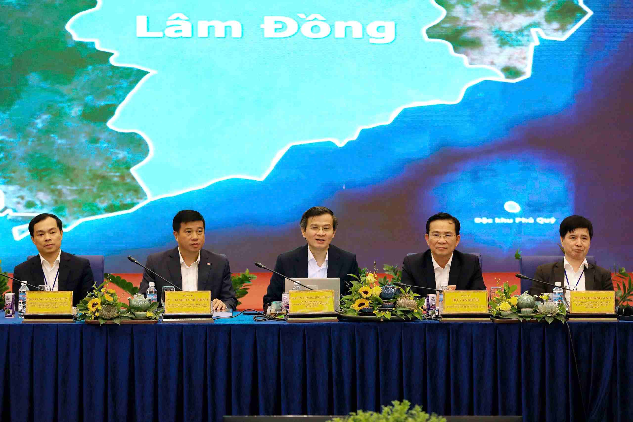 The delegates chaired the scientific conference on the development model of Lam Dong province "Incarnation and Exploitation". Photo: Than Hy