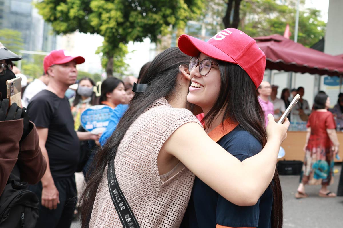 Accompanying exam-takers during the exam season, parents choose trust instead of score pressure