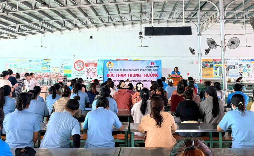 Quang cảnh sự kiện bốc thăm trúng thưởng do CĐCS Công ty TNHH Freeview Industrial (Việt Nam) tổ chức hướng tới nhiều mục tiêu, trong đó có chào mừng Đại hội XIV Công đoàn Việt Nam. Ảnh: Thanh Nhàn