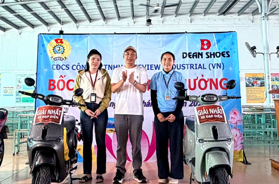 Ông Thái Hồng Giang Phó Hiệp Lý Chủ quản khu xưởng FVFVS-NB, trao thưởng cho người lao động trúng giải Nhất. Ảnh: Thanh Nhàn