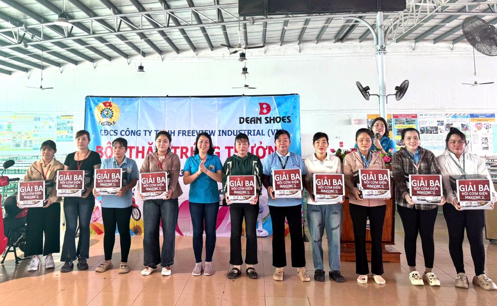 Bà Nguyễn Thị Thùy Linh, Phó Chủ tịch Công đoàn cơ sở Công ty trao giải cho người lao động trúng giải Ba. Ảnh: Thanh Nhàn 