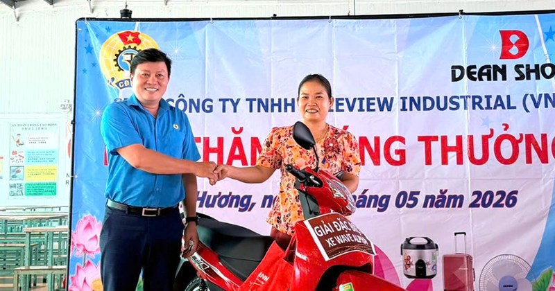 Công nhân nhận giải lớn tại sự kiện mừng Đại hội Công đoàn lần thứ XIV